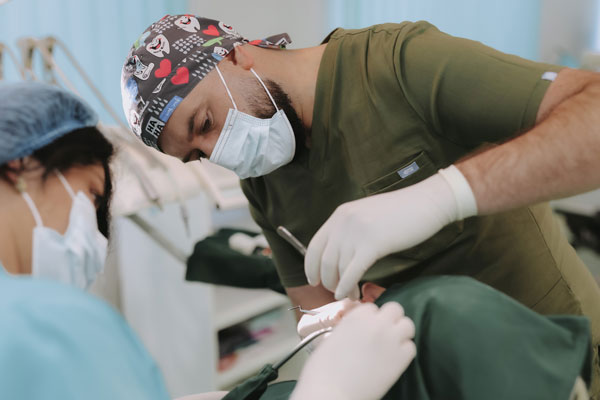 Oralna hirurgija &ndash; stomatolog izvodi hirur&scaron;ki zahvat