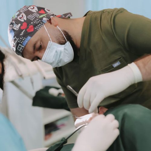 Oralna hirurgija &ndash; stomatolog izvodi hirur&scaron;ki zahvat